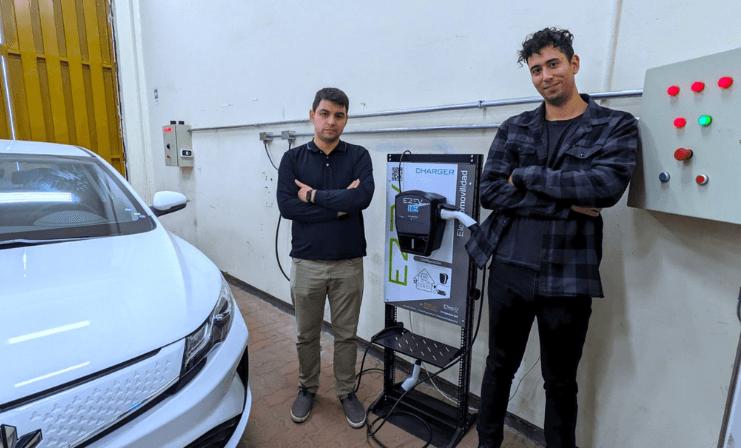 Chilenos desarrollan el primer cargador eléctrico con apoyo de la Usach