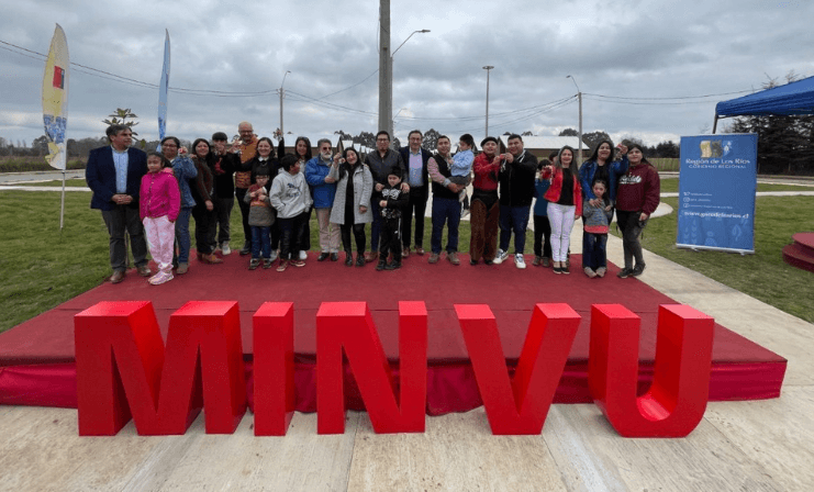 MINVU entrega escrituras a 60 familias del conjunto habitacional en Máfil