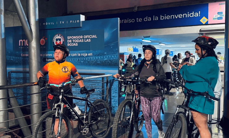 Cerca de 60 ciclistas se transportaron en el tren Limache Puerto para la primera cicletada del verano