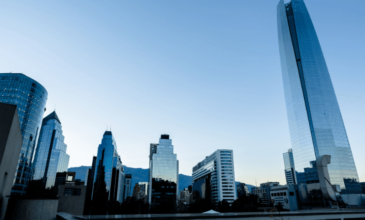 Vacancia de oficinas Clase A baja de 10% y confirma lenta recuperación del mercado corporativo en Santiago